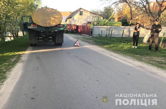 Поки мати висаджувала інших дітей із авто: у Рівненській області вантажівка на смерть збила 6-річного хлопчика