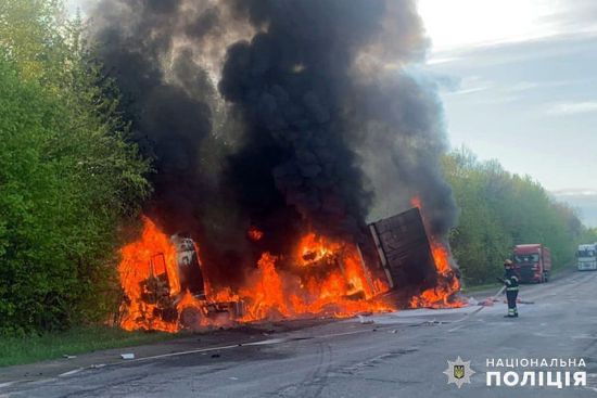 У Хмельницькій області сталася масова аварія: загинуло четверо осіб, три автомобілі згоріло