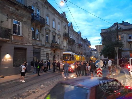 От удара машину смяло: во Львове женщина-водитель столкнулась с двумя трамваями, в салоне был трехлетний ребенок