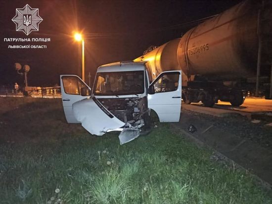 Во Львовской области столкнулись два бусы, автомобиль и локомотив: пьяный водитель заявил, что "это не он сделал"