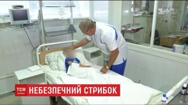 6-летний мальчик, который выпрыгнул с третьего этажа школы, находится в больнице