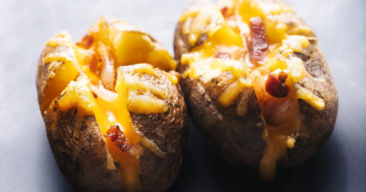 Запечена картопля з грудинкою та сиром