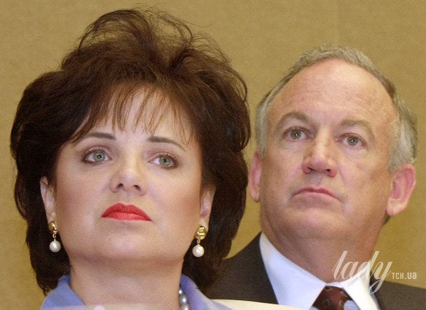 24 травня 2000 року Петсі Ремзі та її чоловік Джон, батьки ДжонБенет Ремзі, з’являються на пресконференції в Атланті щодо їхнього обстеження на детекторі брехні у зв’язку з вбивством їхньої доньки / © Associated Press