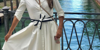 Гуляет и пьет пиво: Ева Лонгория прилетела в Венецию