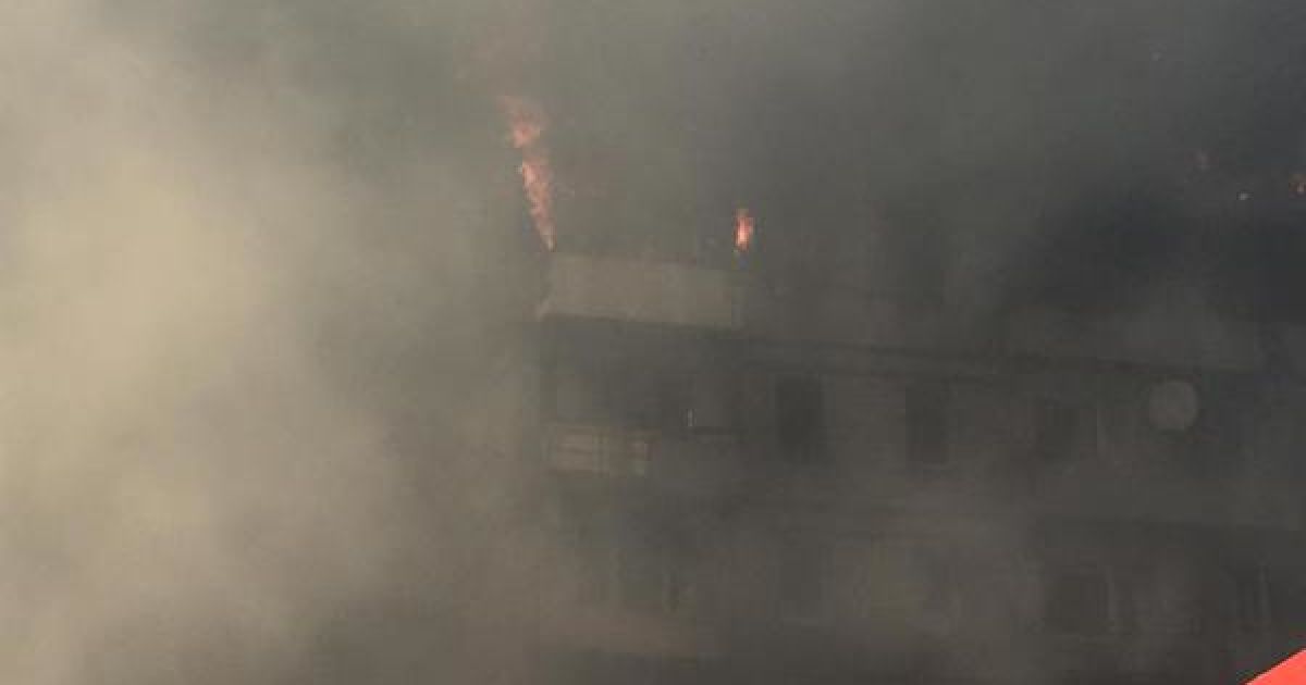 После взрыва в многоэтажке возник пожар. / © twitter/roman_primorye