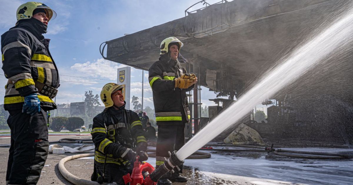 Рятувальники ліквідували масштабну пожежу на АЗС у Деснянському районі Києва / © ДСНС