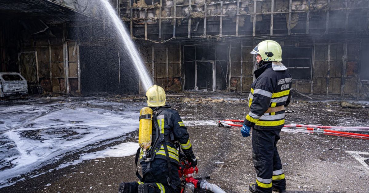 Рятувальники ліквідували масштабну пожежу на АЗС у Деснянському районі Києва / © ДСНС
