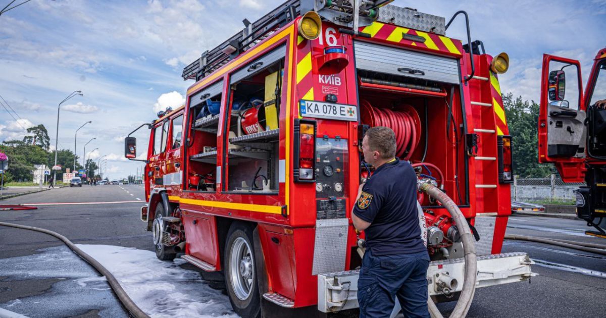 Рятувальники ліквідували масштабну пожежу на АЗС у Деснянському районі Києва / © ДСНС