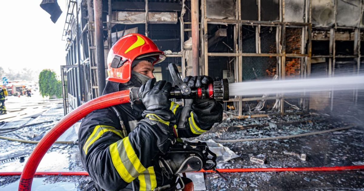 Рятувальники ліквідували масштабну пожежу на АЗС у Деснянському районі Києва / © ДСНС