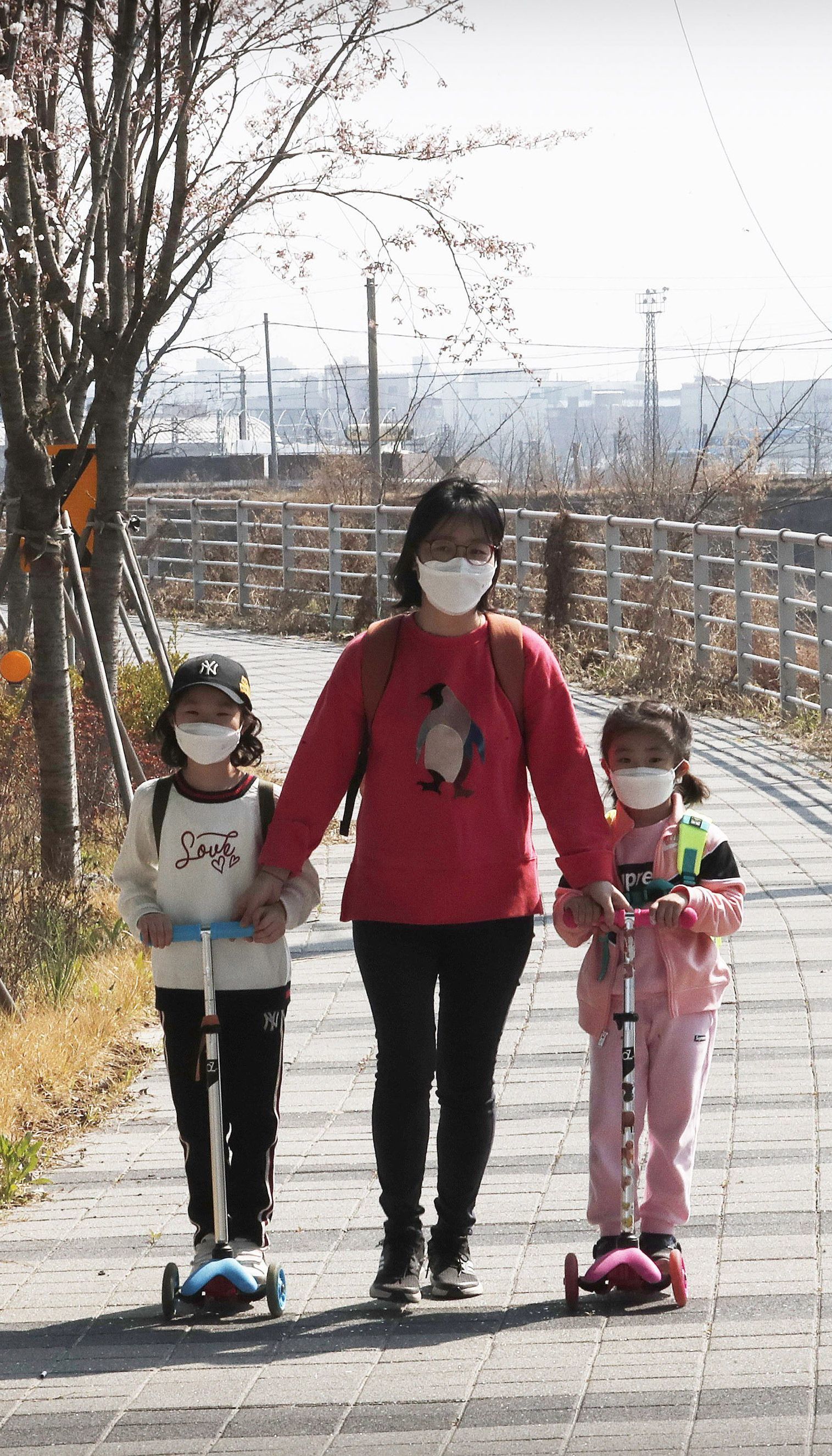 Из-за новой вспышки коронавируса Южная Корея снова закрыла школы