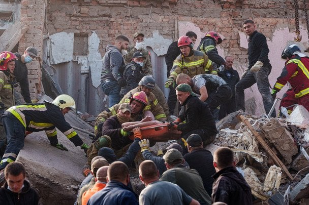 7 жовтня 2026. Унаслідок російського ракетного удару по житловій п’ятиповерхівці в Прилуках загинули щонайменше 20 людей. Серед них цілі родини з дітьми. / © Associated Press