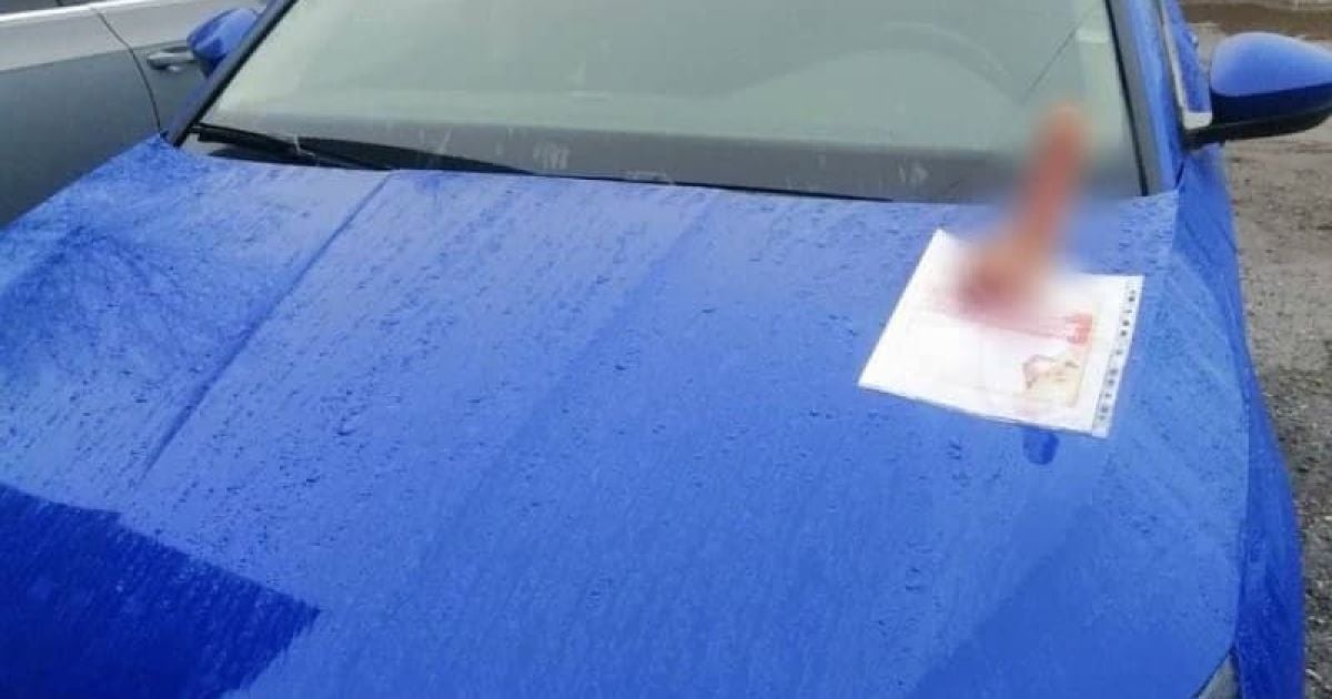 В Ужгороді жінка прикрутила саморізом до авто коханки свого чоловіка фалоімітатор: фото