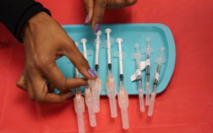 Нове дослідження показало низьку ефективність вакцин Pfizer і Moderna проти штаму коронавірусу з ПАР