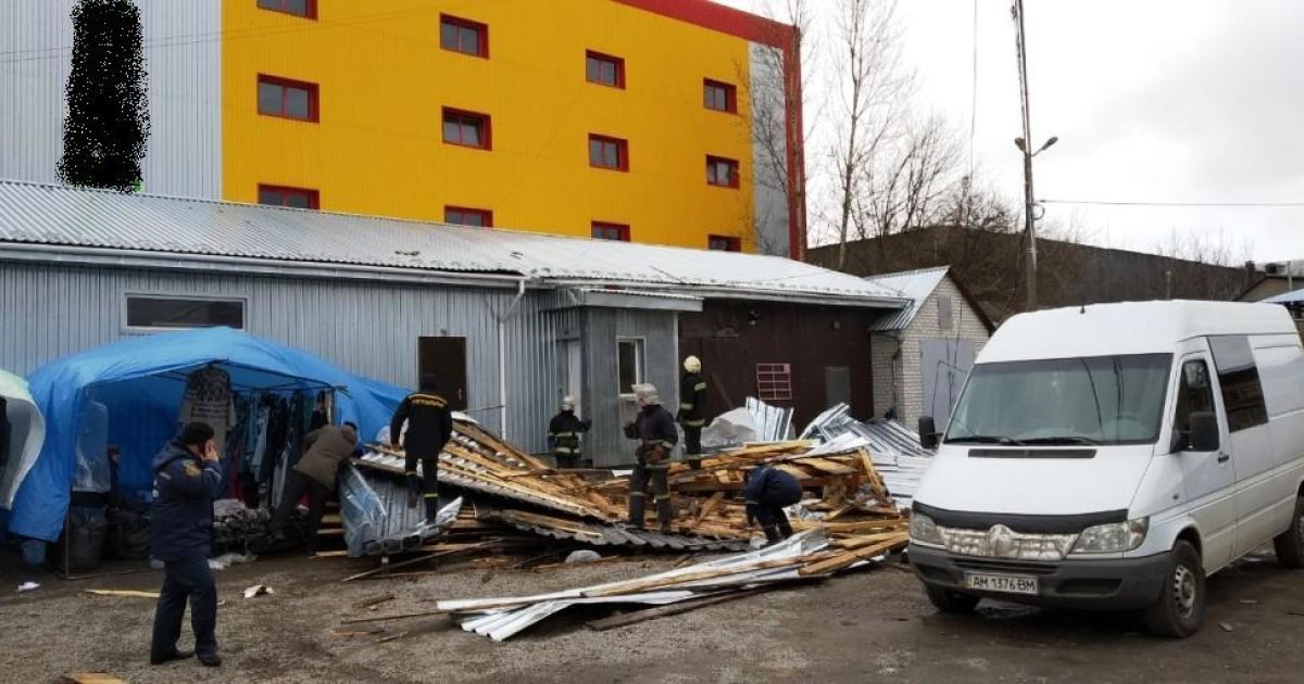 На Житомирщині вітром зірвало покрівлю з будівлі: загинула жінка
