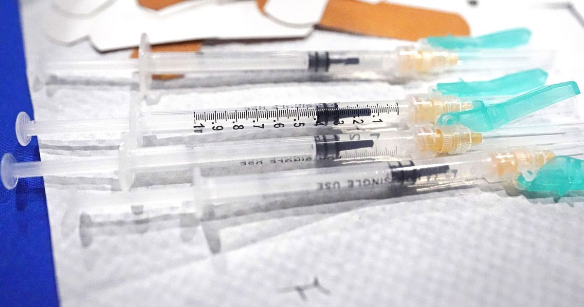 Врачи рассказали, сколько шансов у привитых двумя вакцинами заразиться коронавирусом