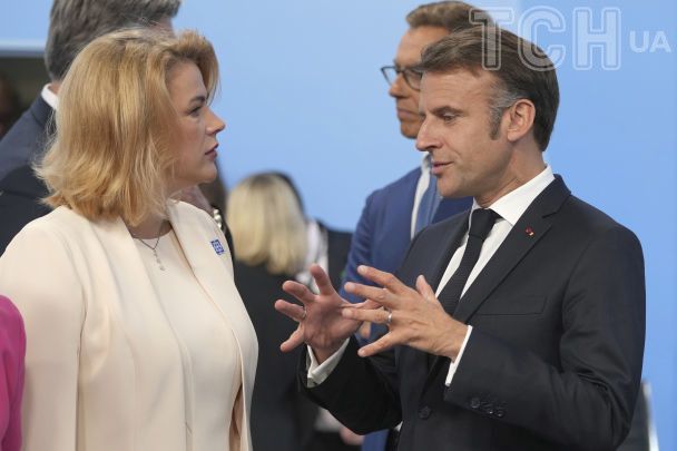 Евіка Сіліня та Еммануель Макрон / © Associated Press