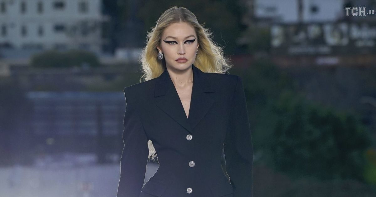 Показ Versace осінь-зима 2023-2024