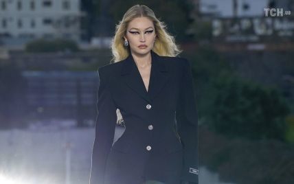 Маленькие черные платья, джинсы и белые рубашки: Versace презентовал коллекцию осень-зима 2023-2024