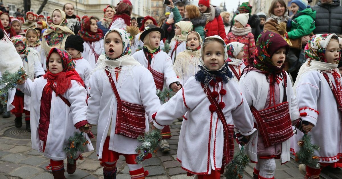 На Закарпатті двоє дітей отруїлися алкоголем під час колядування