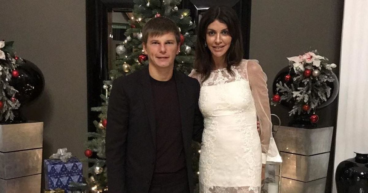 Дружину російського футболіста зняли з рейсу через підгузки