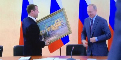 Картина маслом. В оккупированном Крыму Путин поздравил Медведева оригинальным полотном