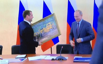 Картина маслом. В оккупированном Крыму Путин поздравил Медведева оригинальным полотном