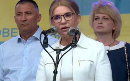 Снова в белом: Юлия Тимошенко в платье-футляре приехала в Полтаву