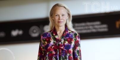 В цветочном платье Carolina Herrera и без макияжа: Памела Андерсон на фотоколле в Испании