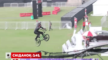 Екстремал в повітрі пересів на інший велосипед