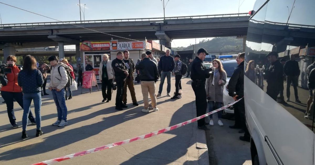 В Києві озброєні чоловіки погрожували пасажирам маршрутки