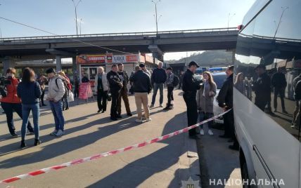 В Киеве вооруженные мужчины угрожали пассажирам маршрутки