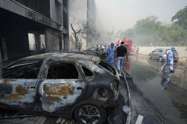 Самолет упал на жилой квартал, расположенный рядом с аэропортом Сардара Валлабхая Пателя / © Associated Press