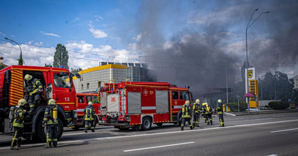 Рятувальники ліквідували масштабну пожежу на АЗС у Деснянському районі Києва / © ДСНС