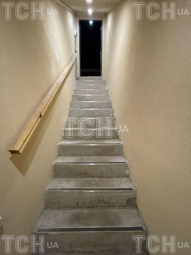 Попасть в бункер можно по длинной лестнице / © 