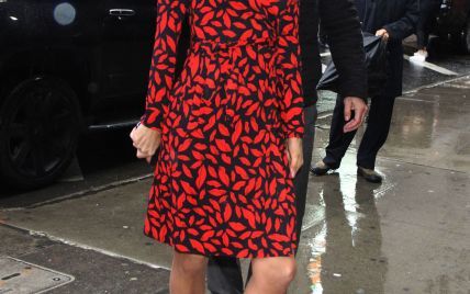 В ярком платье с запахом и на шпильках: Пэрис Хилтон в эффектном аутфите сходила на шоу