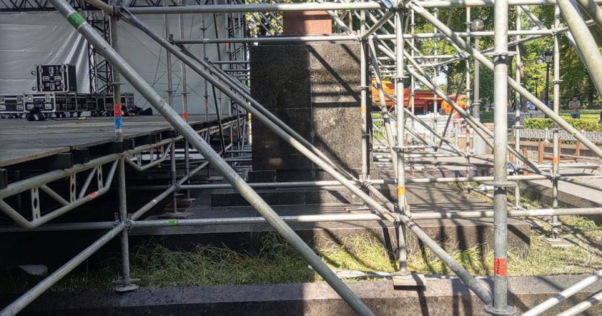 У Києві святкову сцену до Дня Незалежності встановили на братській могилі