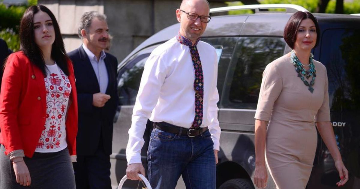 Яценюк в вышиванке с женой и дочерьми посвятил куличи на Аскольдовой могиле