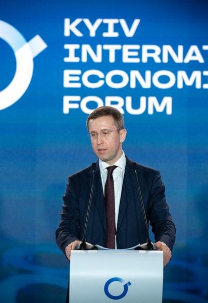 Прем’єр-міністр України Сергій Корецький під час участі у Київському міжнародному економічному форумі
