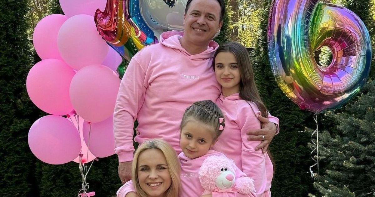 Лілія Ребрик із чоловіком та доньками