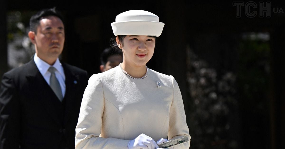 Принцесса Айко в элегантном наряде посетила храм — Общество