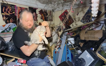 Крысы, тараканы, бутылки с мочой и паутина: в центре Киева мужчина превратил четырехкомнатную квартиру в свалку