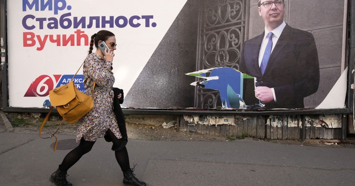 Президент Сербії оголосив себе переможцем виборів: оголошення офіційних результатів перенесли