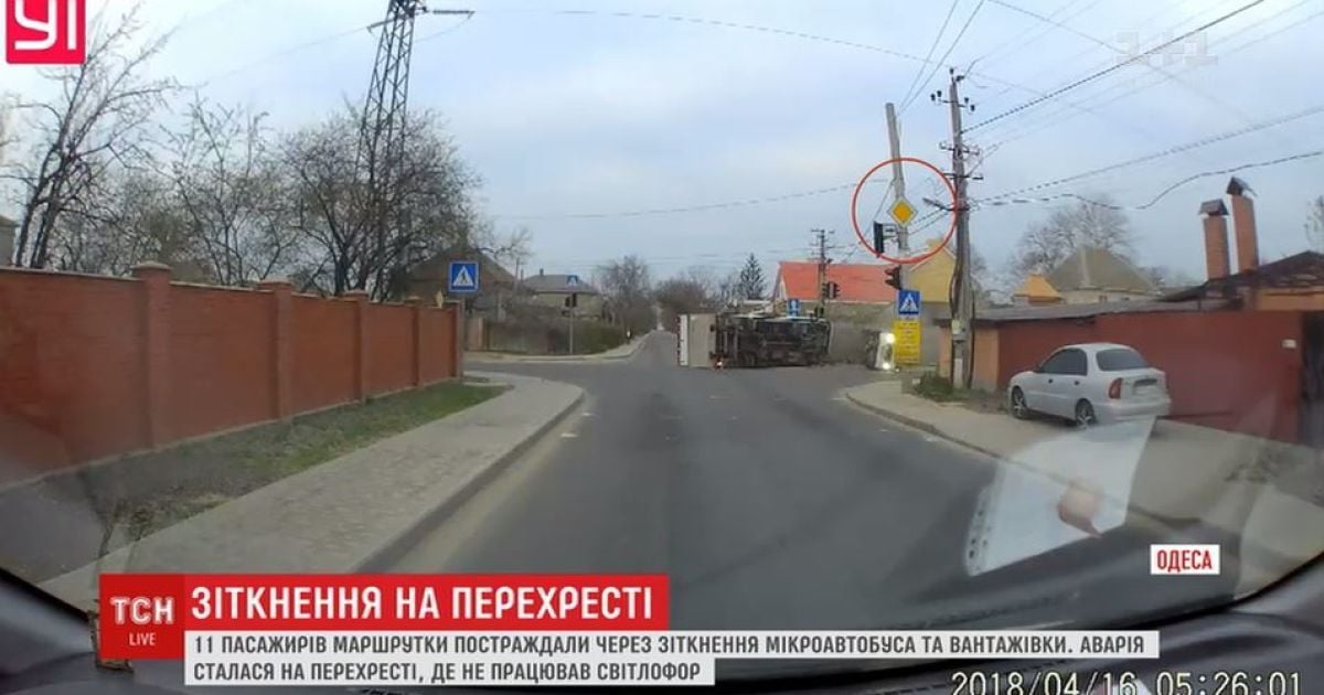 З'явилось відео, як в Одесі маршрутка вилетіла на перехрестя і "знесла" вантажівку