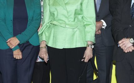 В ярком жакете и с золотыми украшениями: 79-летняя королева София сходила на выставку