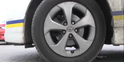 Полицейские Toyota Prius ездят летом на зимней резине