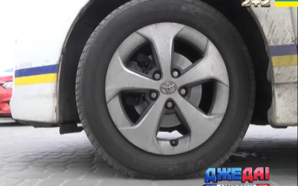 Полицейские Toyota Prius ездят летом на зимней резине
