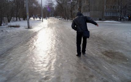 На Київщині піде дощ і приморозить: водіїв та пішоходів попереджають про небезпеку