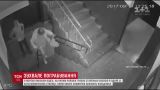В Сети появилось видео, на котором человек грабит летнюю женщину в подъезде многоэтажки