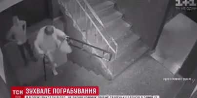 Интернет возмутило видео ограбления молодым человеком старенькой киевлянки