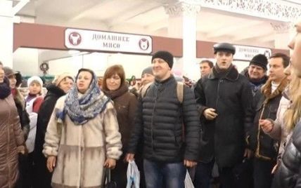 Харьковчане устроили потрясающий флешмоб с массовым исполнением щедривок на рынке